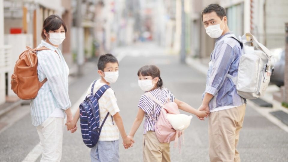 避難する4人家族