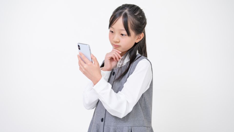 スマホを持つ子供