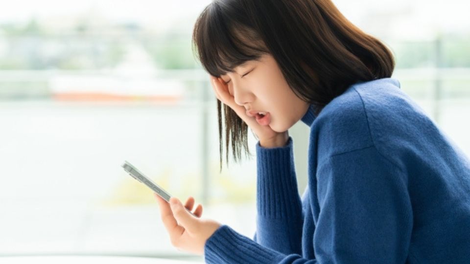 スマホを持ち困っている子供