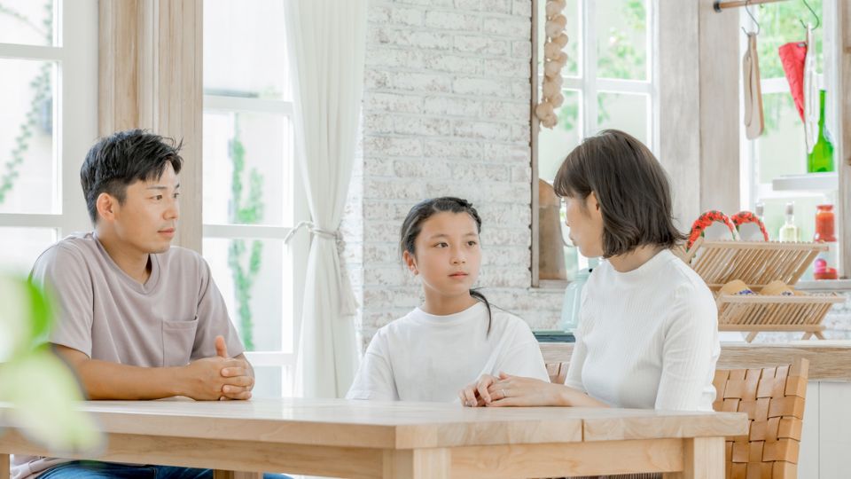 家族で話会う様子