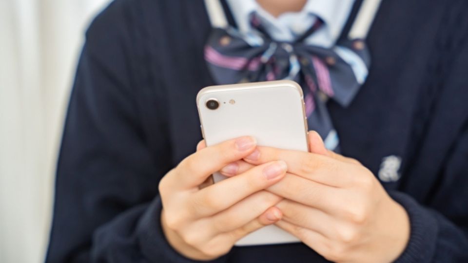 スマホを見る女子中学生