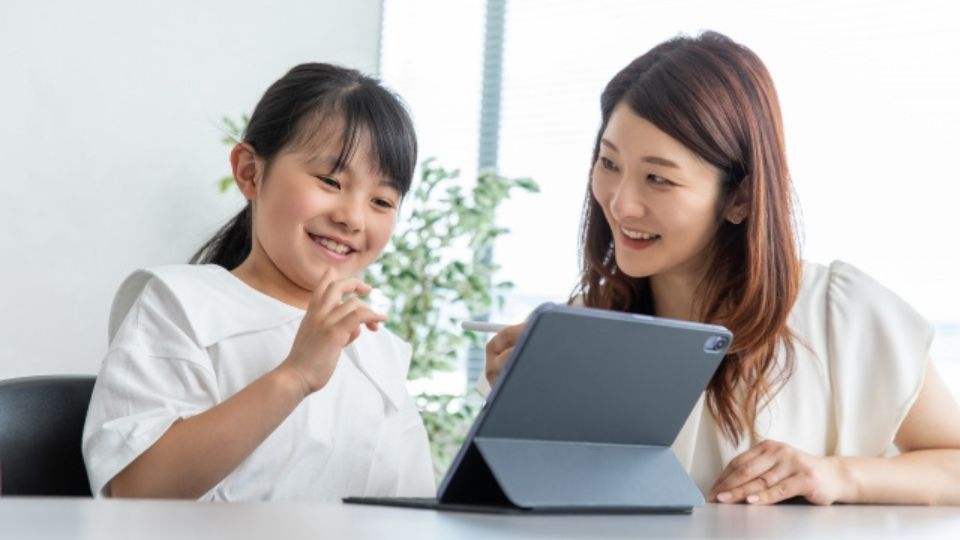 楽しそうにタブレットを使う親子