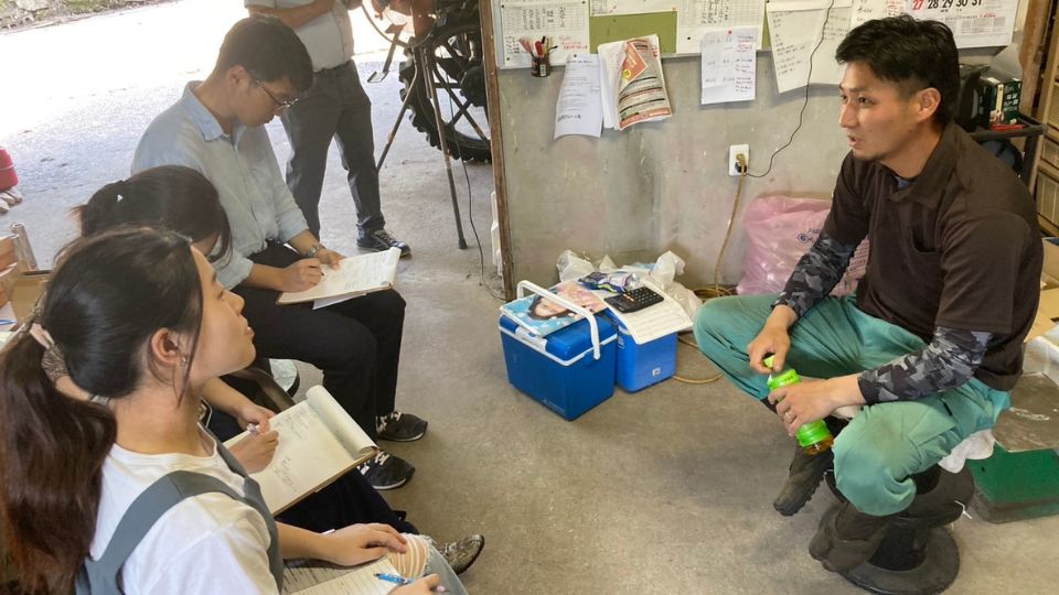 学生と企業が意見交換する