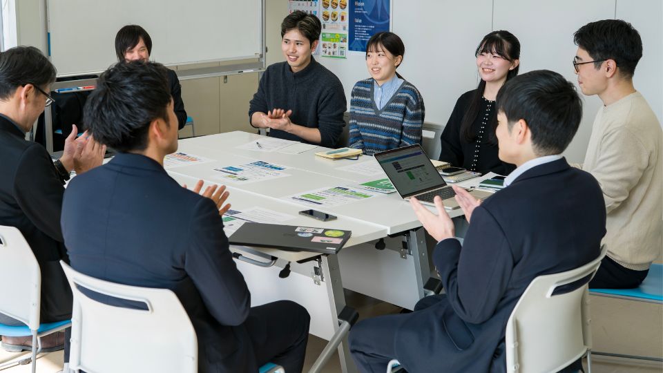 広川グループと学生の打ち合わせ
