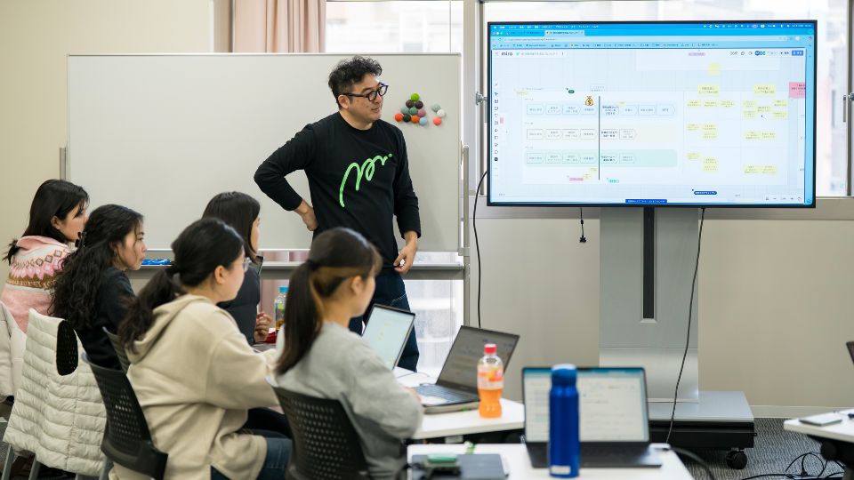 新和金属と学生の打ち合わせ