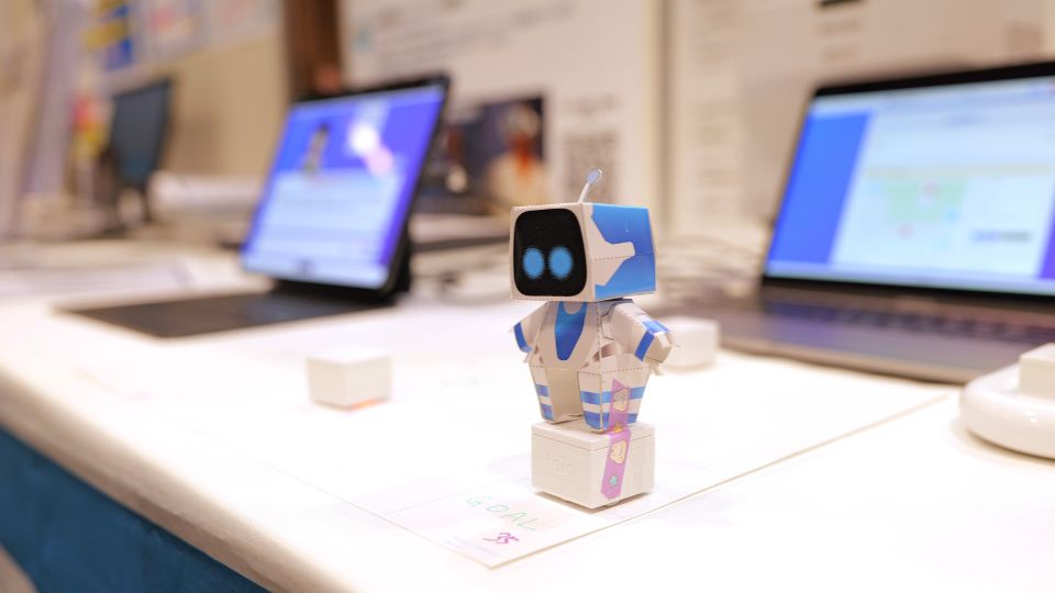 小さなロボットの卓上ペーパークラフト