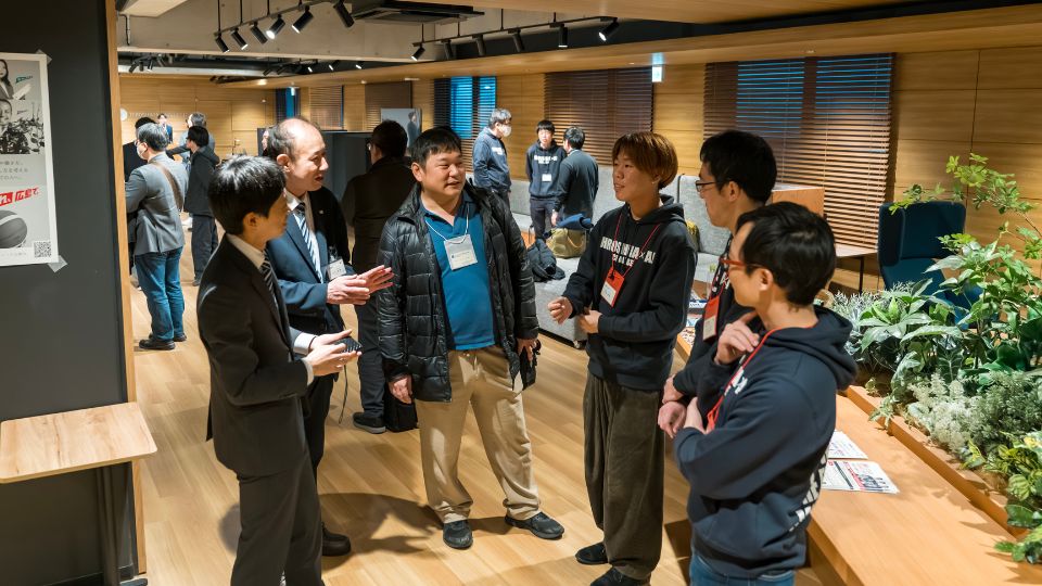 イベント会場で談笑する様子