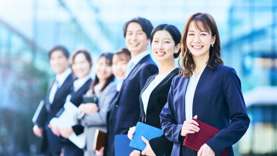 笑顔のビジネスパーソンたち