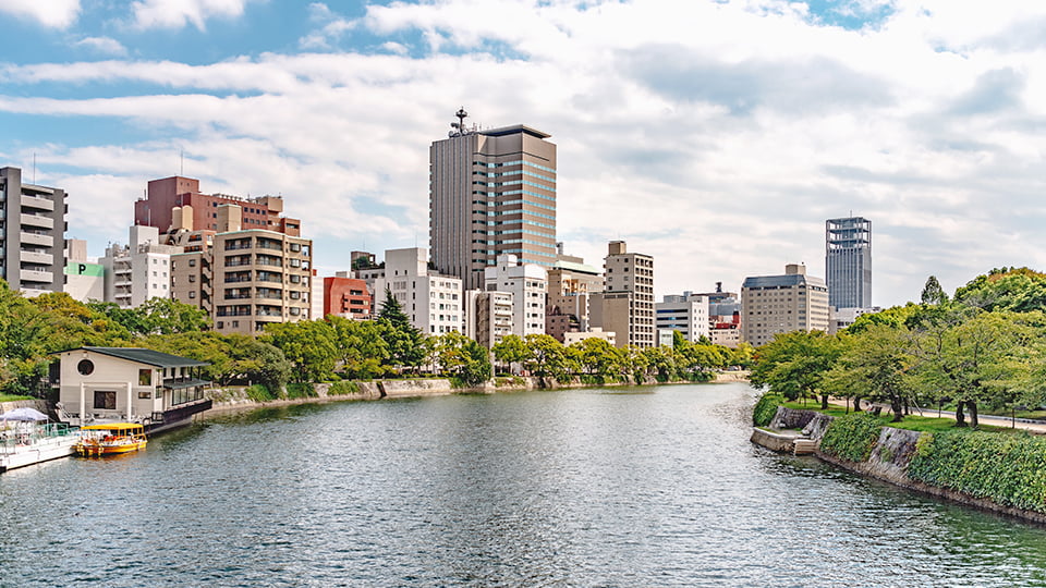 広島市の元安川沿いビル群