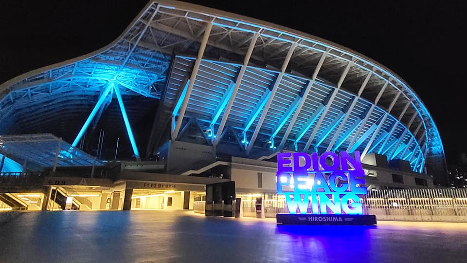 EDION PEACE WINGをブルーでライトアップ