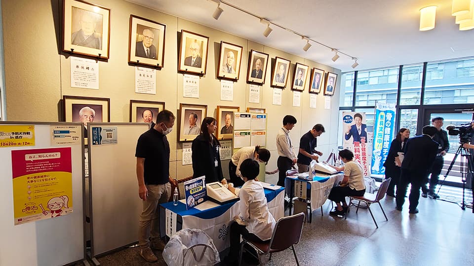 県庁内で骨密度を測る様子