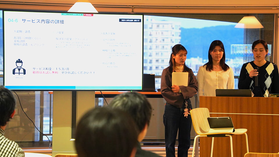 発表する女子学生