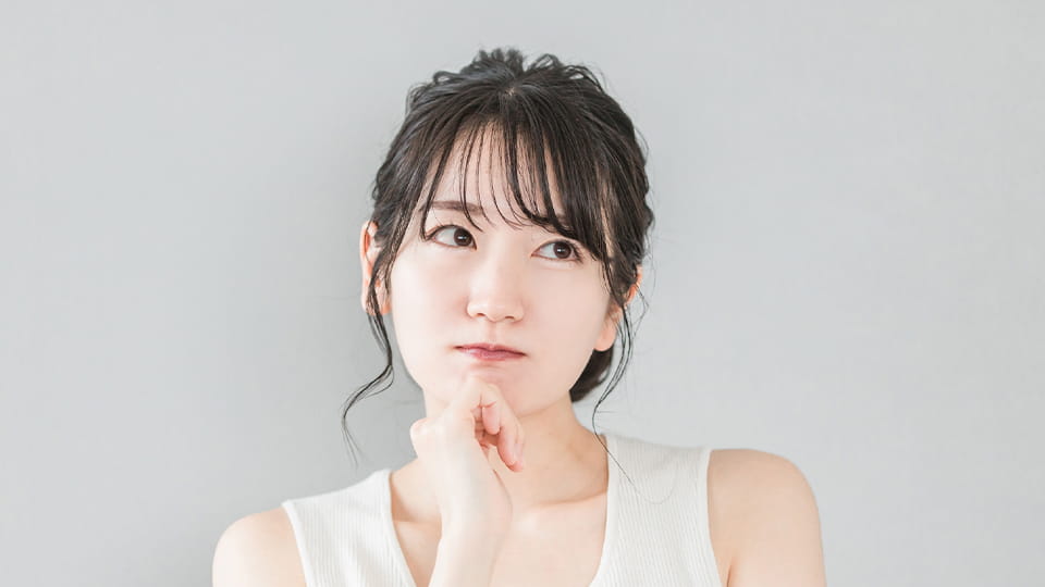 考える女性