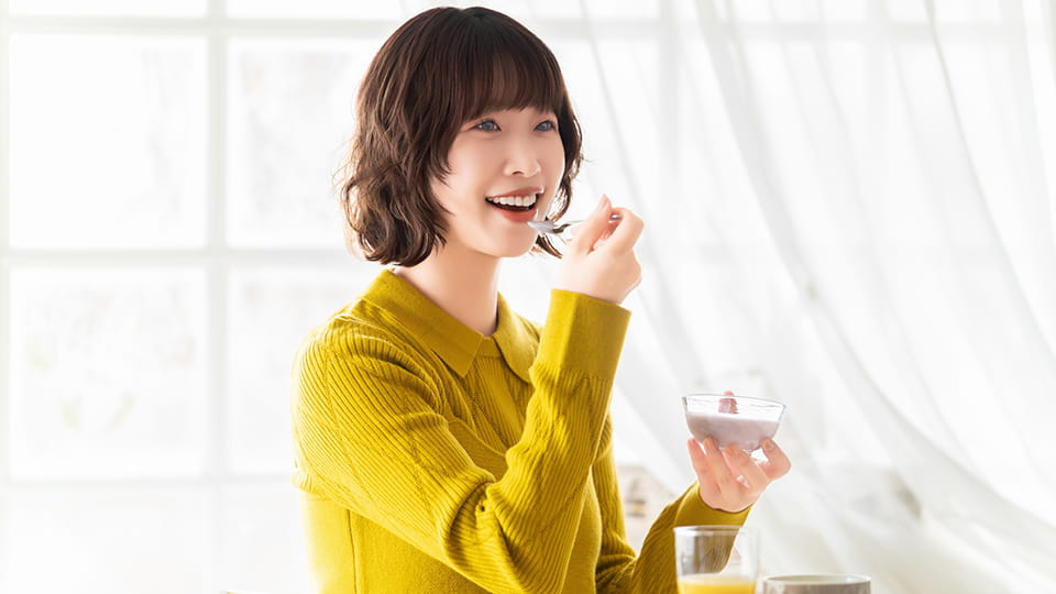 ヨーグルトを食べる女性