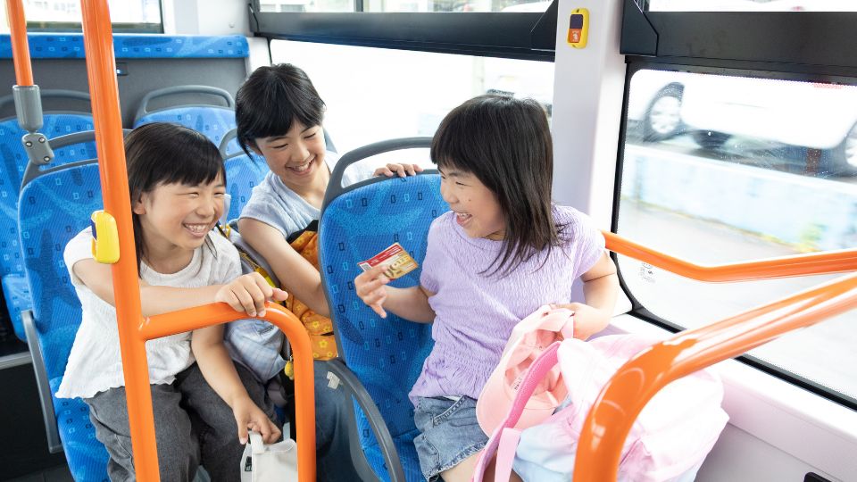 バスの中で楽しそうな3姉妹
