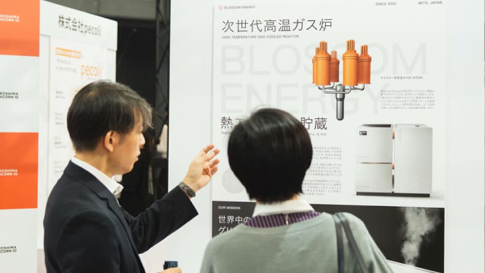 次世代高温ガス炉の説明をする人