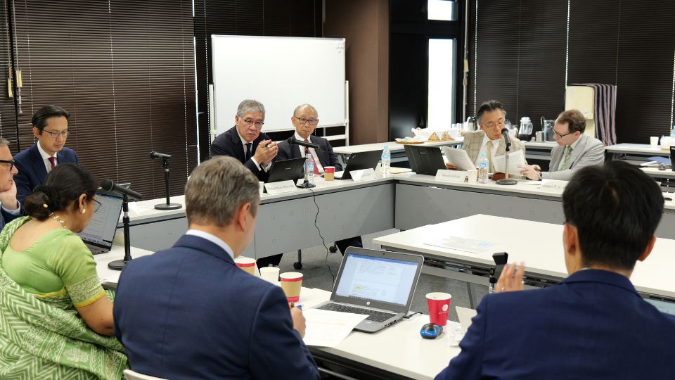 各国の専門家が議論する様子
