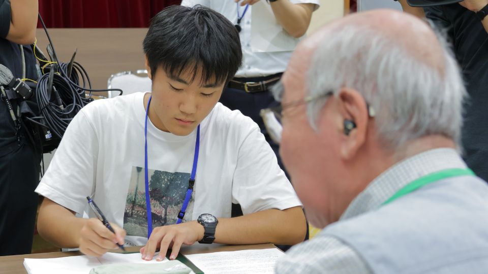被爆者の話を聞く奥谷さん