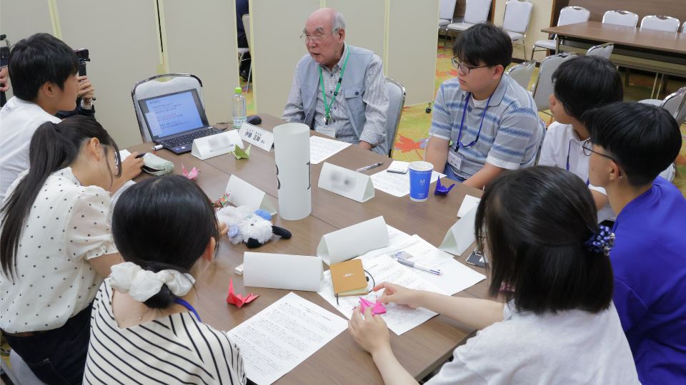 被曝体験話を聞く高校生たち