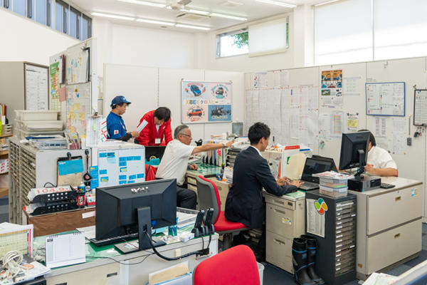 二村自動車株式会社＿社内お写真②