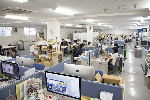 株式会社 ユニバーサルポスト＿社内お写真①