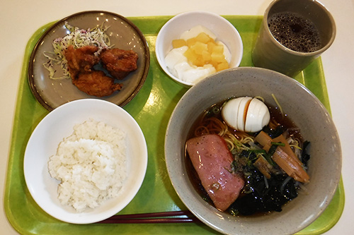 ラーメン、白米、から揚げ、漬物