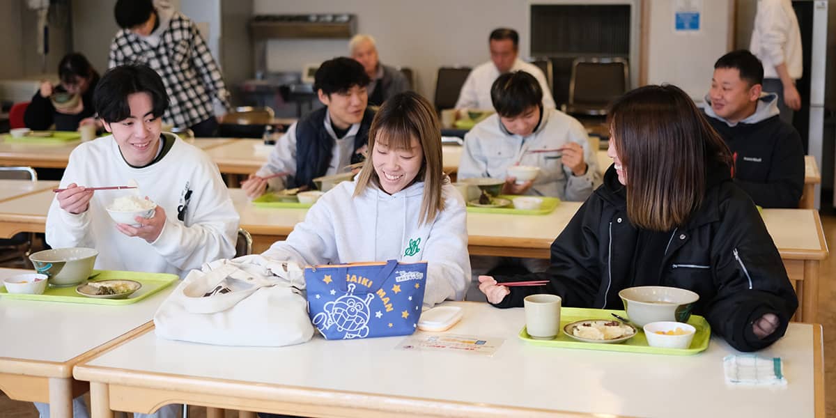 学生が食堂で食事をとる様子