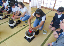 お茶の作法を体験中の写真