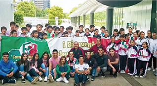 メキシコ体操選手団と地元ジュニア選手