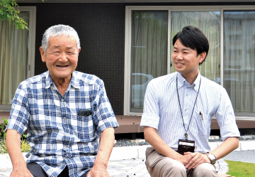 災害公営住宅で暮らし始めた中村さんと坂町地域支え合いセンター長の木下さんの写真