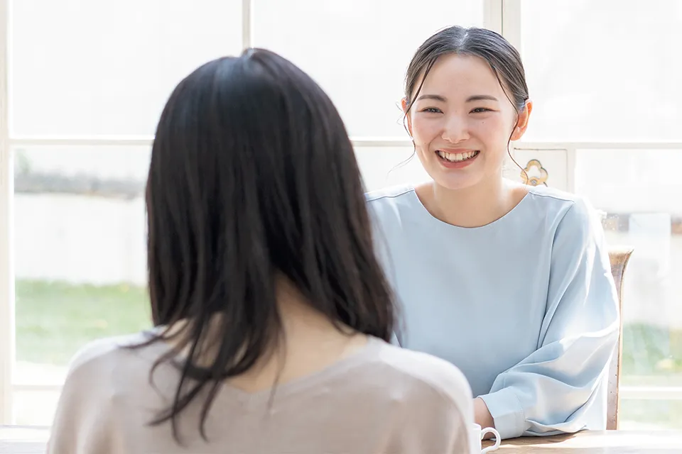 女性からの相談にのる様子