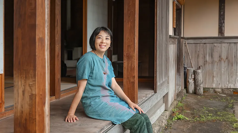 縁側に座る河野さん