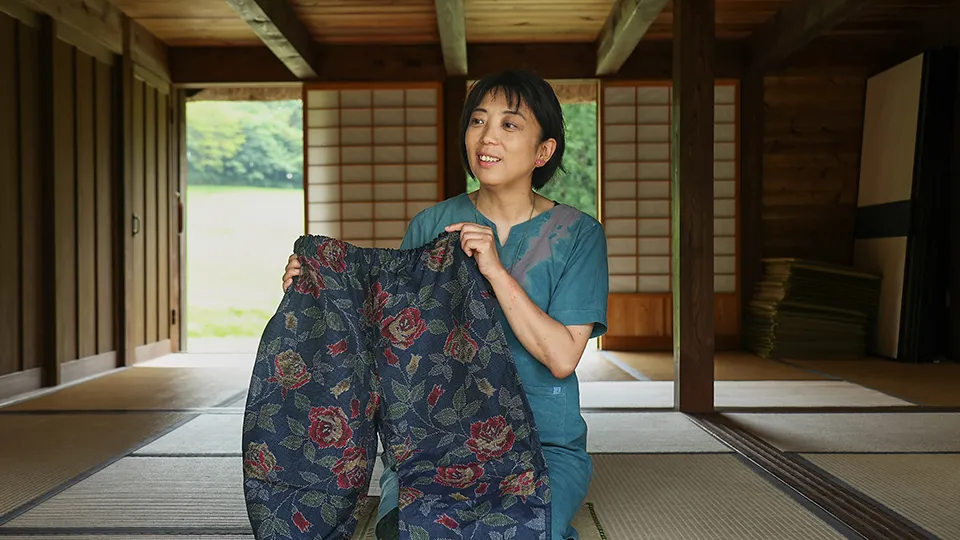 もんぺを持つ河野さん