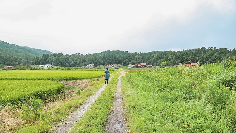 田舎道を歩く河野さん