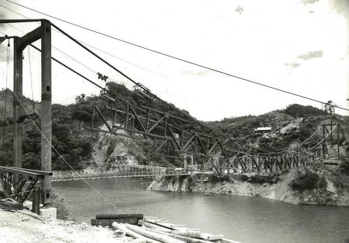 建設中の新王泊橋と旧王泊橋