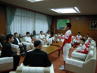 広島北リトルリーグチームの少年たちの訪問２
