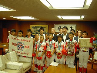 広島北リトルリーグチームの少年たちの訪問３