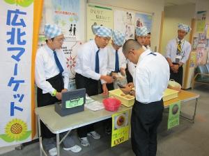 三角布とエプロンを付けた高など部生徒が，作業学習で製造したパンを販売しています。