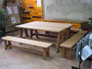 公共施設に間伐材を利用した木製テーブル，ベンチの画像