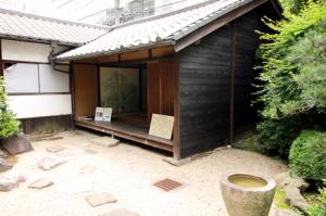 当時の地図をもとに同様の位置に居室が復元されています。