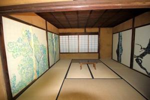 居室両側の襖絵を直接御覧になることができます。
