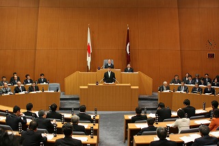 県議会１２月定例会で所信表明演説写真2