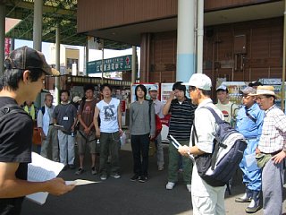 宮島フェリー乗り場にて集合の写真