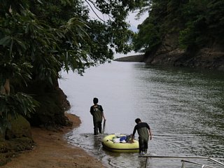 河川ルートから荷物を運び込み