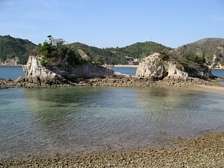 海に浮かぶ茶臼山の写真