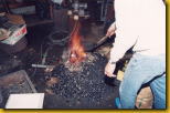 鍛治炉で卸し鉄をつくる写真