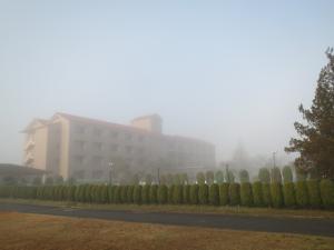 霧の中の庁舎