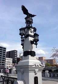 親柱の大鷹の像