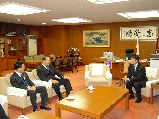 日本APEC広島・高級実務者会合の議長と写真1