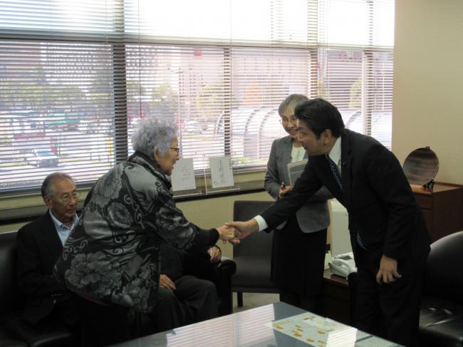 T:X議会事務局議会事務局秘書課HP用写真H28年度H28年11月H4東ハワイ県人会議長表敬①握手.JPG